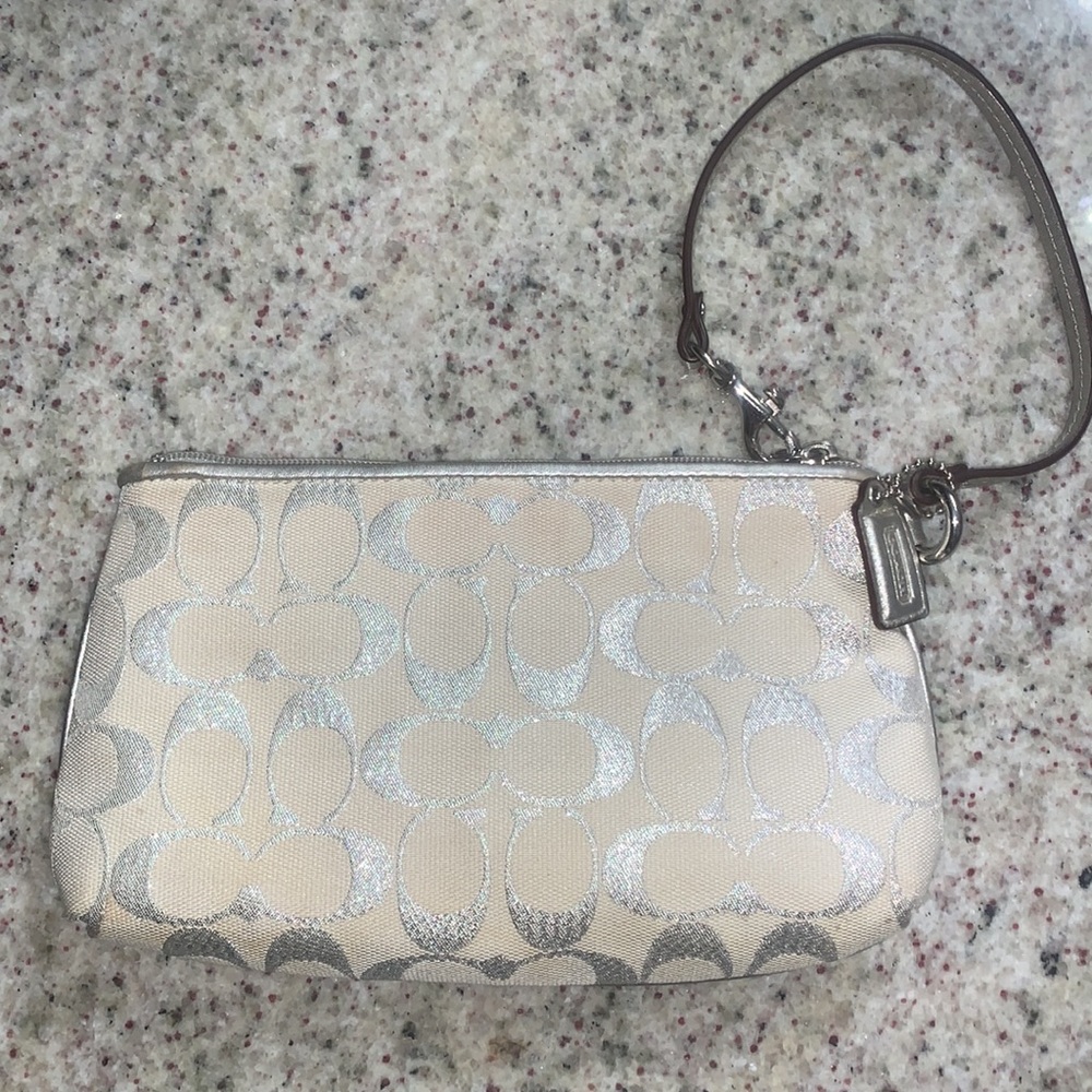 Coach Wristlet Excellent new condition. - Picture 4 of 7